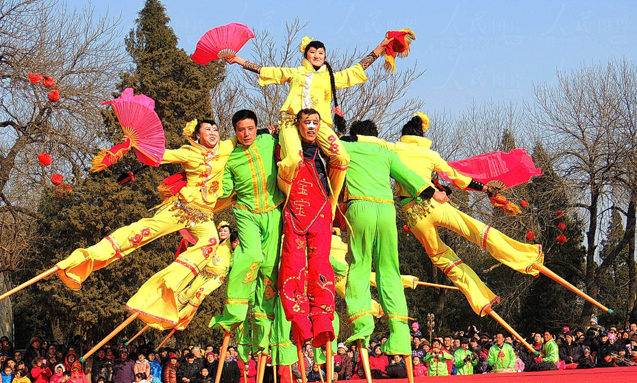 2013年2月15日,在北京龙潭庙会上精彩的民间花会表演,吸引游人观赏.