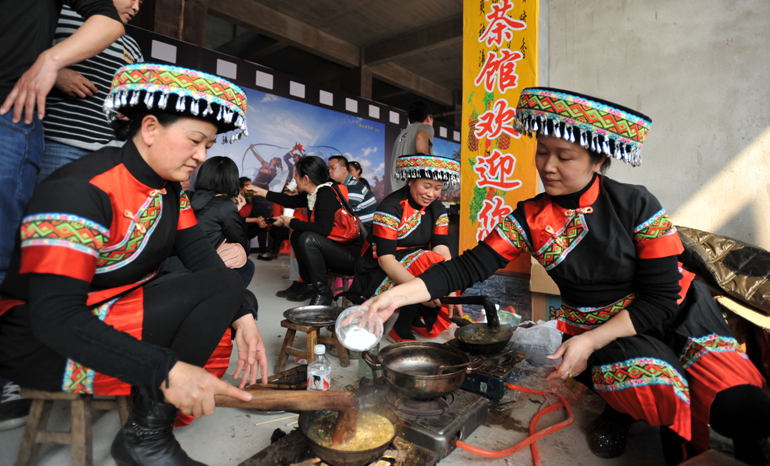 3月7日,在广西桂林市恭城瑶族自治县,当地妇女在打油茶准备招待客人.