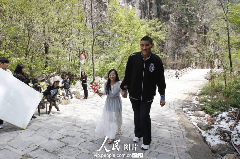 中国第一高人<em>赵亮</em>让<em>女友</em>赤脚站在