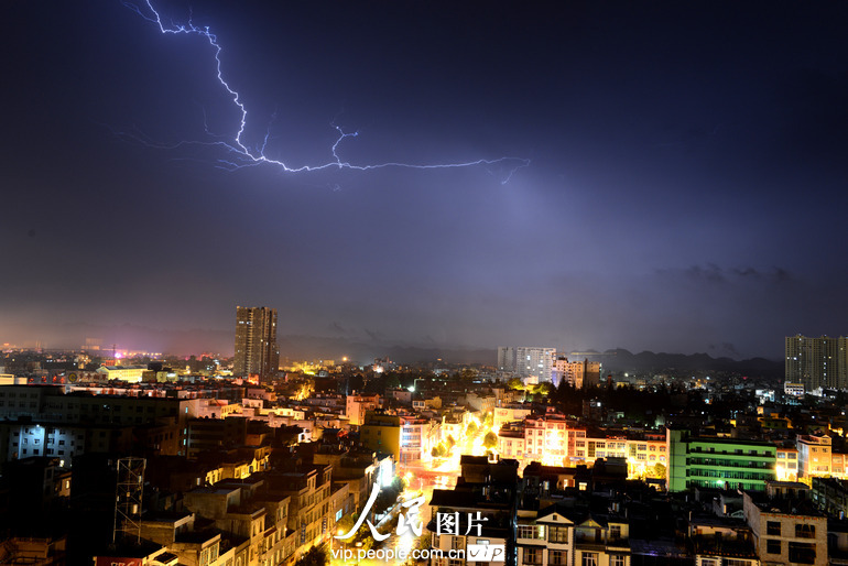 云南罗平遭强降雨 闪电划破县城夜空(高清)