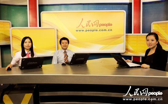 众信旅游出境旅游公司副总经理张锐(左二)、朝阳路店店长卢曦(左一)做客人民网。人民网记者刘佳/摄