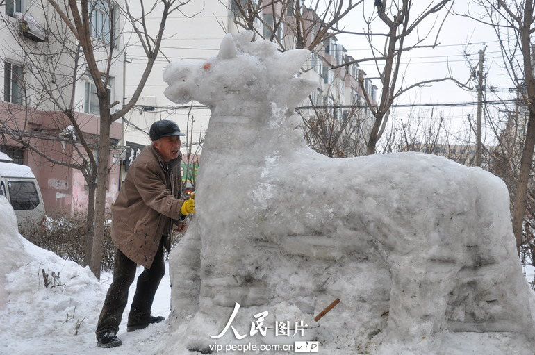 高清:吉林66岁老人雪雕9米中华龙