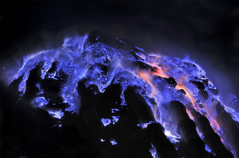印尼的东爪哇省的一座火山喷发散发出蓝色火焰,酷似宇宙星云图。