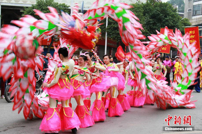 春节期间,中国各地民俗文化活动闹新春.