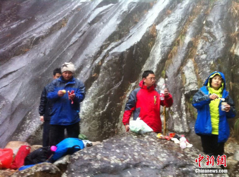 2��7��11ʱ30�����������λ��������ɽ�������¿����Ǧɽ�����񾯺�����սʿ�������߳���ɽ�����ˣ�������ȫ��6λ¿�ѳɹ���ȡ���Ҷï ��
