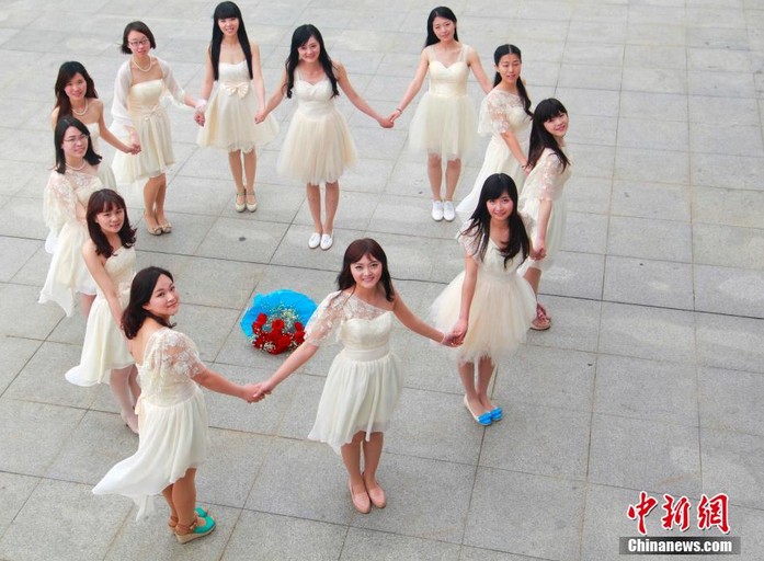 高清：安徽高校学子穿婚纱拍创意毕业照