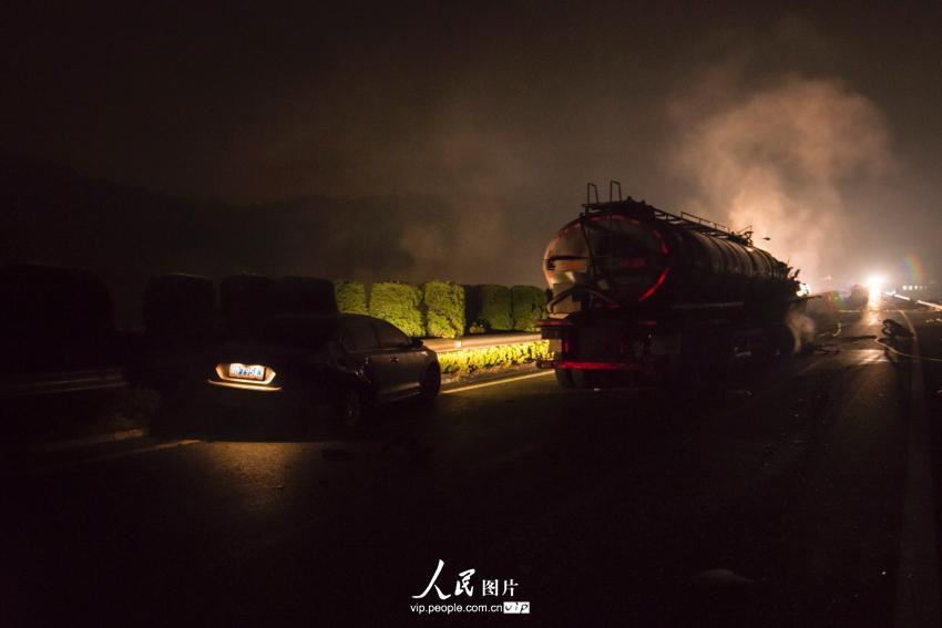 ����:��������ٷ����೵��ײ װ��Σ��Ʒ�۹޳�й©