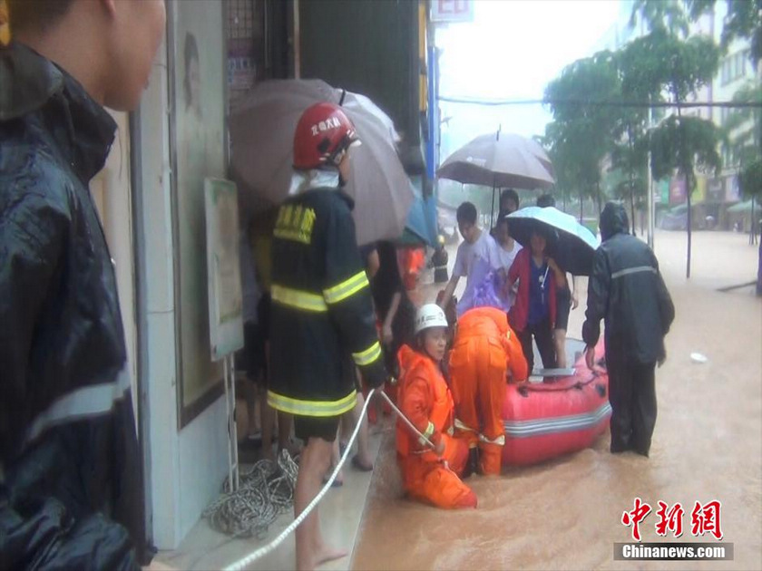 5月11日,深圳市发布暴雨红色预警,全市进入暴雨紧急防御状态。位于深圳市龙华新区五和大道一侧,暴雨洪水下泄,市民出行艰难。暴雨致深圳城区险情不断,积水、滑坡等,仅龙华新区公安消防大队所属中队共出警30余次,救援安置受困民众。中新社发