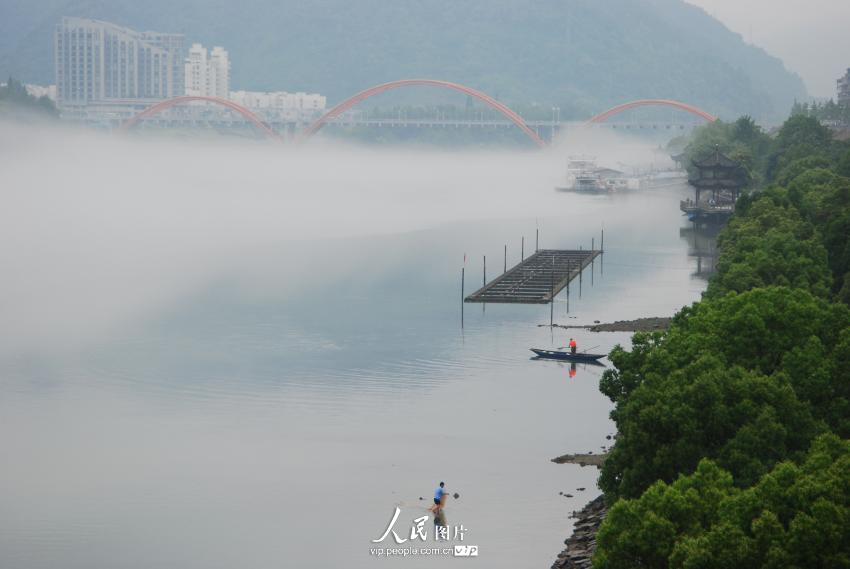 高清半江秀水半江雾飘渺仙境新安江5