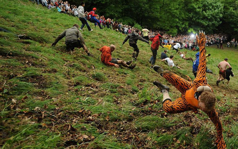 高清：英国数百人为抢奶酪从近200米高山顶冲下 致多人骨折【2】