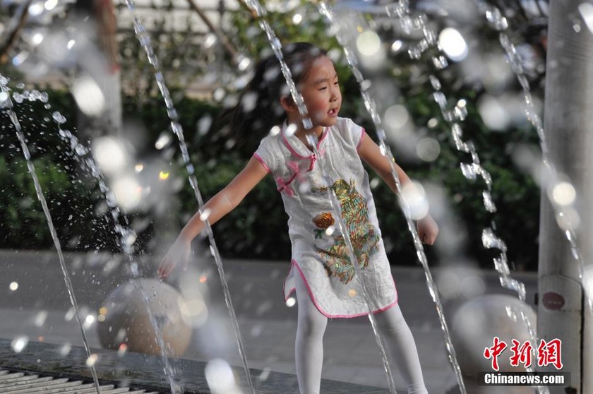 5��29�գ�ɽ��̫ԭ����¶ȴﵽ36�棬��ͯ����Ȫ��ΧϷˮ������գ��й��������ƻ��ȵ���������������ǿ������������ظ���Ԥ����������������ʷ��ֵ�� �����緢 Τ�� ��