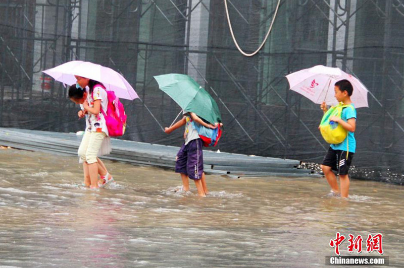 高清：江西遂川遭暴雨袭击 城区积水街道变“河流”