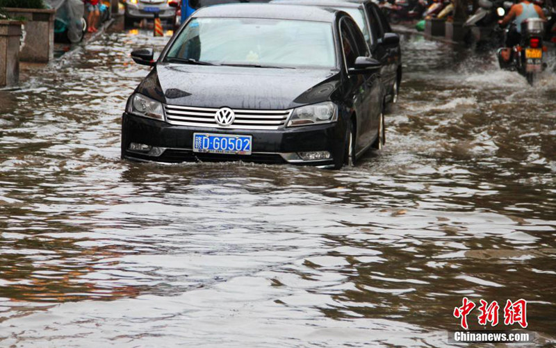 高清:江西遂川遭暴雨袭击 城区积水街道变河流