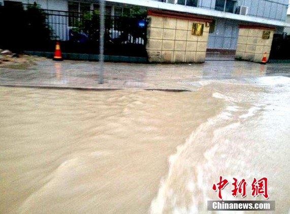 高清：福建宁德城遭遇强降雨 城区积水变“泽国”【4】