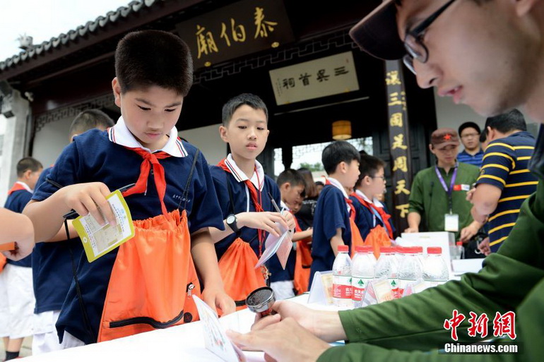 高清:小学生走进苏州泰伯庙 探秘千年文化历史