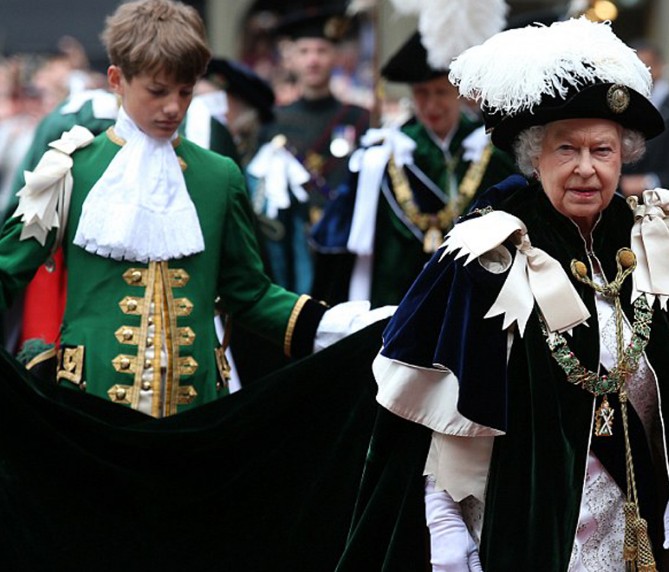 高清英国女王亲授蓟花勋章王室成员穿传统礼服出席8