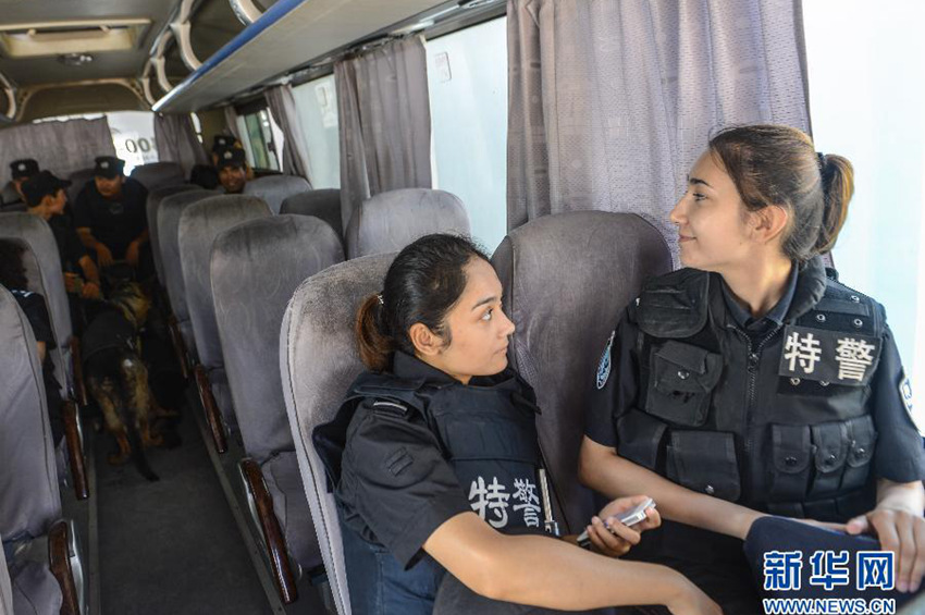 高清:新疆美女特警迪丽热巴 自豪成为特警队员