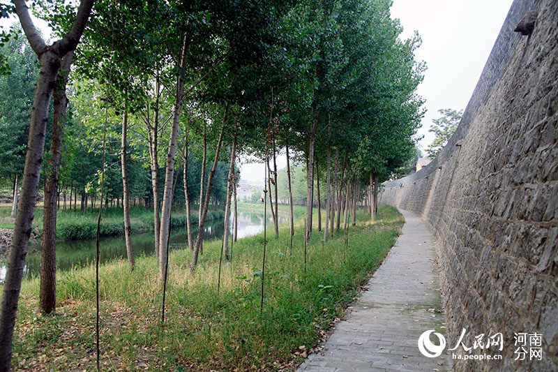 在永济渠滑县段,城墙即河堤,绵延3000米