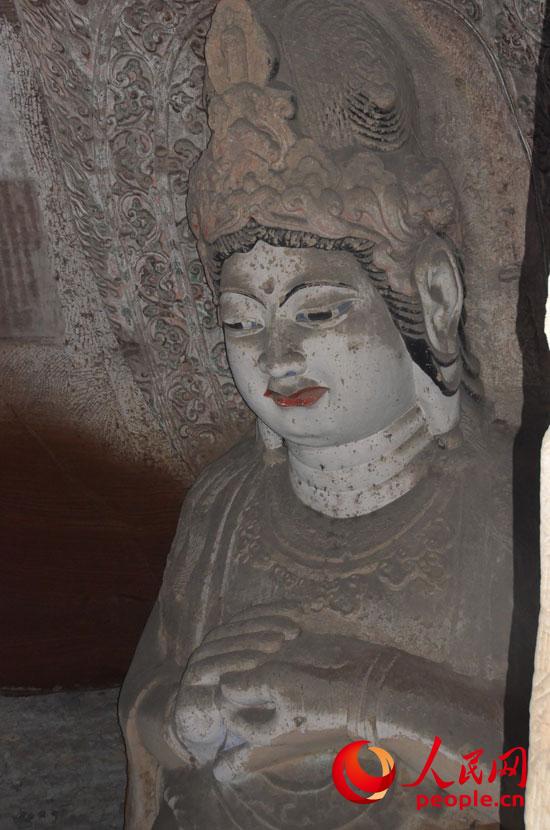 大佛寺石窟内造型逼真的菩萨。人民网 张伟 摄