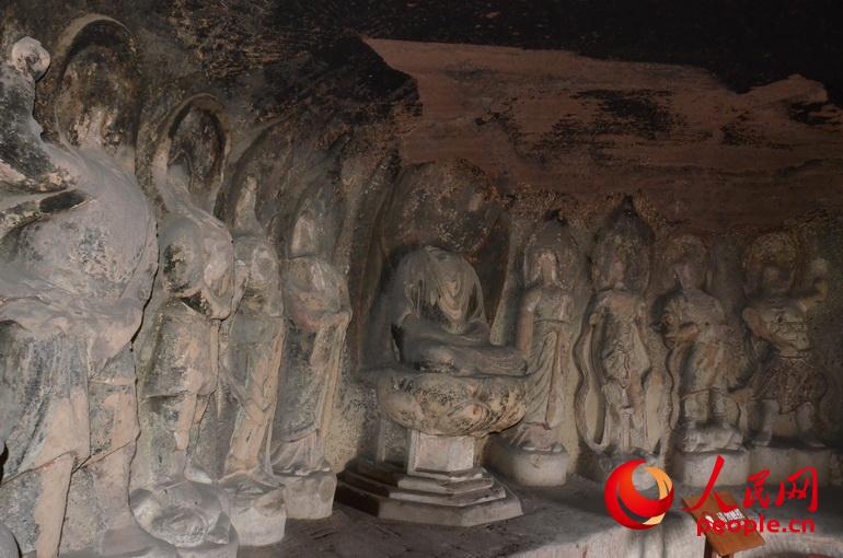 彬县大佛寺千佛洞内的佛像。人民网 张伟 摄
