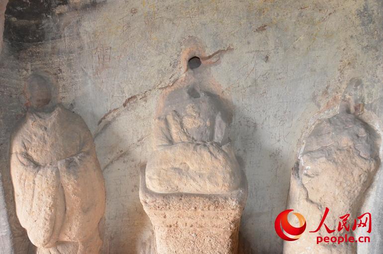 据景区工作人员介绍，大佛寺石窟有佛龛446处，造像1980余尊，这些造像的头部或面部大部分毁于唐代的灭佛运动中。人民网 张伟 摄