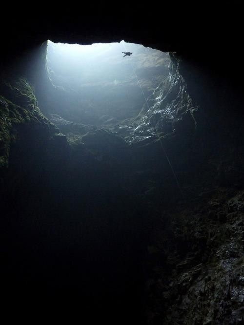 ������ �����Ѩ(Harwood Hole)�������Ѩλ���������ǲ���˹�����ҹ�԰��������������Ķ�Ѩ�������1157Ӣ��(Լ358��)����ɢ���޴�Ķ�Ѩϵͳ�������������ı����ǹⶴ(Starlight Cave)�������Ѩ�Ķ��ڴ�û���κε���������������մ̼����������⸽�����������걣������һ��ɽ������֮�ðɡ�