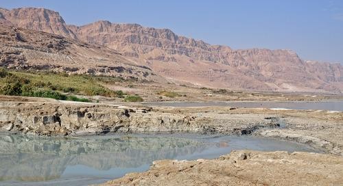 以色列 死海深坑(Dead Sea Sinkholes)。去年在以色列恩戈地附近的死海沿岸出现了3000余个深坑。有一些是宽39英尺(约12米),深65英尺(约20米)的大坑。不幸的是,这些深坑的出现表示死海正在枯竭。从远处眺望这些危险且还在不断形成的深坑,或者来一次全身涂满黑泥的温泉浴都是不错的选择。