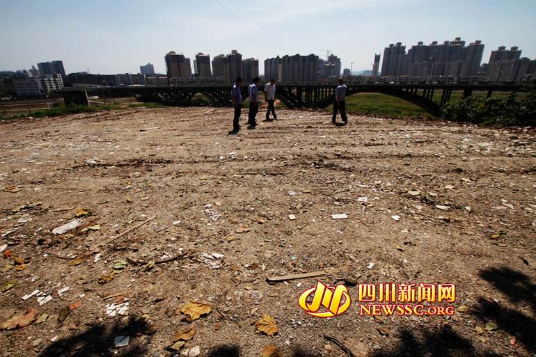 西河边非法弃土场有两个足球场大
