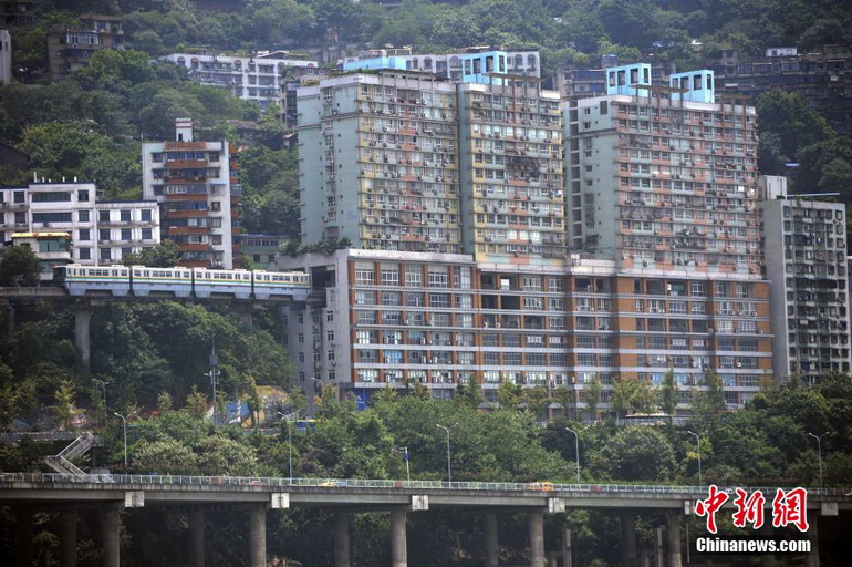 高清重庆轻轨穿楼而过为山城增添新风景6