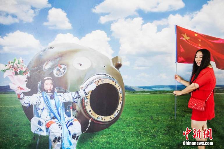 8��6�գ�һ��������3D����ǰ������������ΰ�߳����زյľ�����ʷʱ�̡�