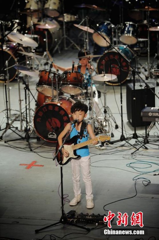 高清:中国少儿摇滚乐手同台比肩见证摇滚未来