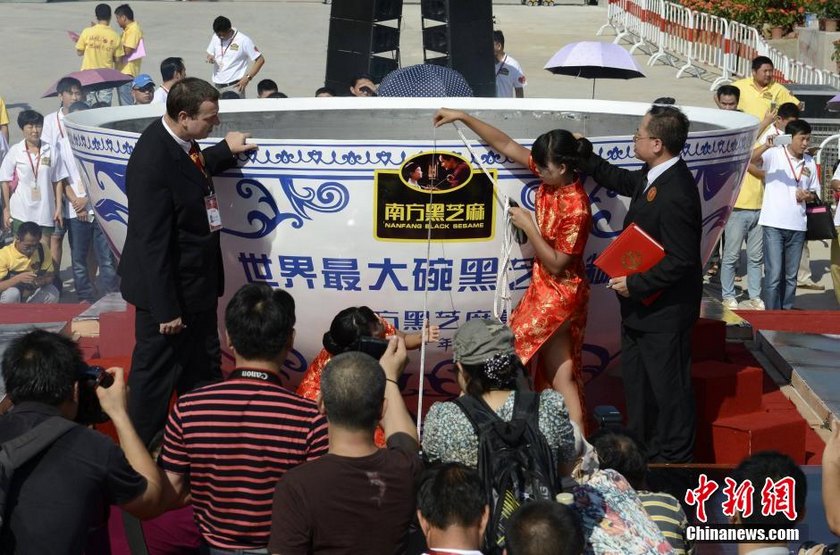 图为世界纪录协会认证官测量大碗。中新社发 张炜 摄