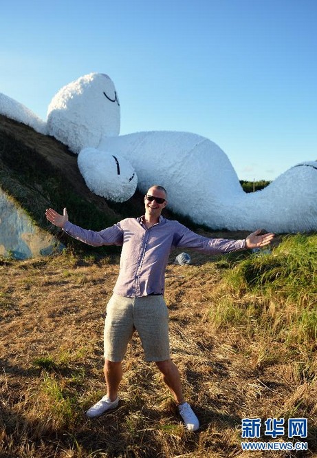 高清：“大黄鸭”之父霍夫曼创新作 巨型“月兔”迎中秋