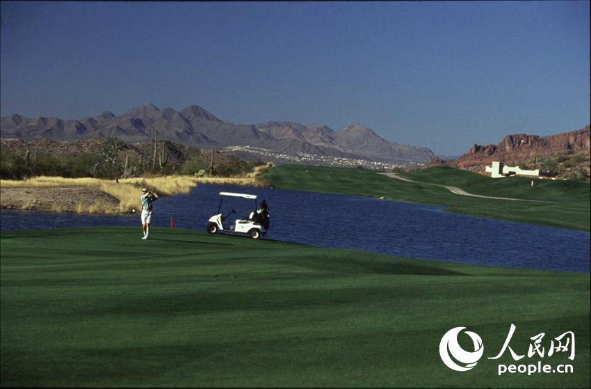 ˹ɭ˹߶ֲLas Sendas Golf ClubʦС޲˹Robert Trent JoneԲٵ˹ɭ˹߶ֲڡɳĮޡ÷MesaдеŦ˹ɽUsery Mountains֮Уվڸ߸ķ̨ϿɱԶ˳׳ĳߡ18Ƶ򶴽һһ뵱ġɽSpook HillħȻ羰֮С ַ7555 East Eagle Crest Drive, Mesa, AZ 85207