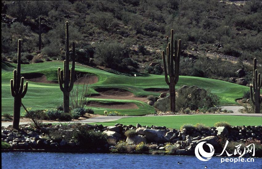  Ͽȸ߶ֲSunRidge Canyon Golf ClubϿȸ߶ֲλ˹ƴĴȪɽFountain Hillsɽ´شܶصɳĮΣһɳĮޡ߶򳡡򳡴Ͽһ·ӣںŶ֮ǰǿԾõȫɳĮ羰Ŷ֮ת񣬱Ѱ棬Խ̫ȣValley of the Sun᫲ƽĹֵΣߴֱֲͥԺ֮áܽ΢ĸ̱߳仯Ͽĵĸ߶顣ַ13100 Sunridge Drive Fountain Hills, AZ 85268