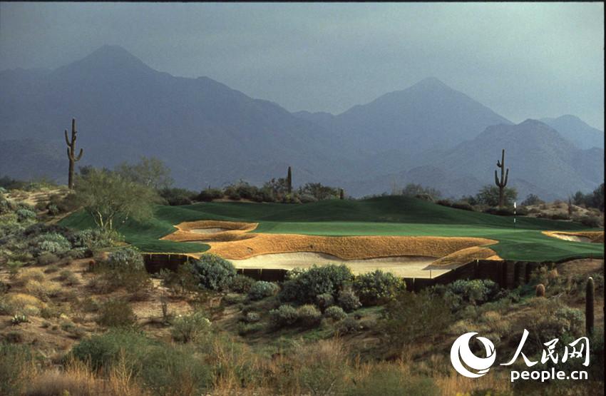 灰鹰高尔夫俱乐部(Grayhawk Golf Club)
位于麦克道尔山((McDowell Mountains))山麓脚下的灰鹰高尔夫俱乐部,北斯科茨代尔(Scottsdale)壮丽的索诺兰沙漠风光将球场点缀成一道独特的风景,近在咫尺的麦克道尔山是球场永恒的背景画,蜿蜒曲折的球道静静地依偎在美丽的湖泊和俱乐部庭院的旁边,美景旖旎,风光无限。
地址:8620 East Thompson Peak Parkway Scottsdale, AZ 85255
