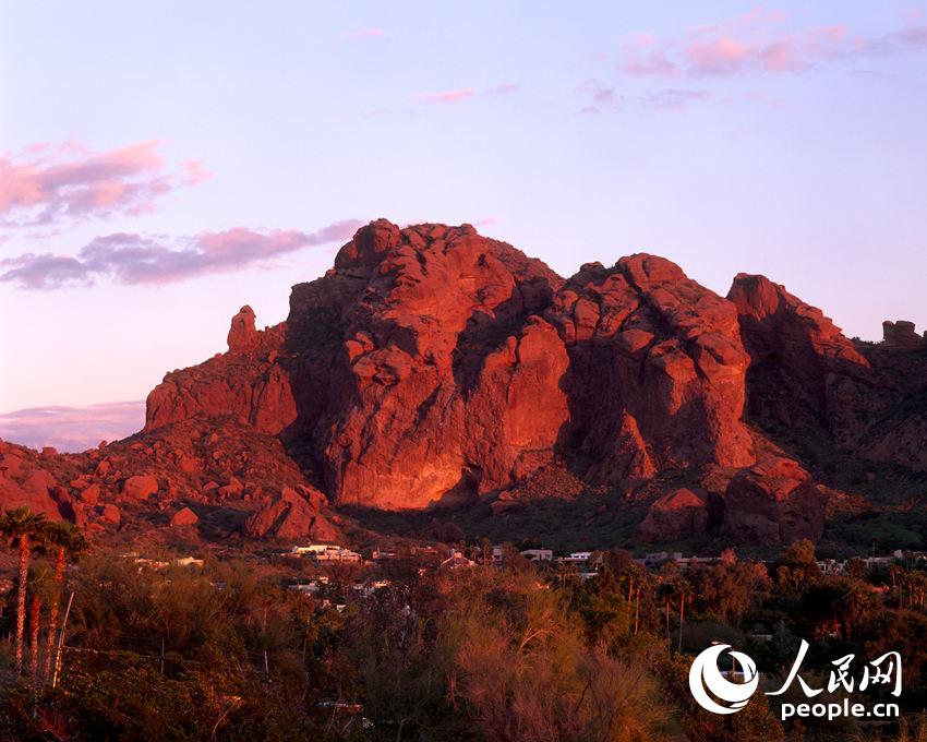 ˳ǣGreater Phoenix˴θ߶˸߶ֲPhoenician Golf Club򳡱ԭɳĮֲƣ仯˵ɽ£һֱձɽCamelback MountainվЩϣԸӽǹͷ˳Ƕmetropolitan Phoenix areaԶƵĳһࡣַ6000 E. Camelback Road Scottsdale, AZ 85251