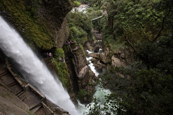 3. Pailon del Diablo ٲ     Pailon del Diablo ٲ޽һݣм仹żȴ԰֣էȻȥζȻϸһ£־Ƕ͵ĽйֳֵĳëȻĸоʯ̾ͣٲʱˮڽ״򻬣ȻԱзˣСģϾҲռˮ׻֡