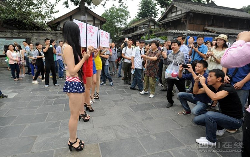 高清:成都街头现墨镜<em>女郎</em> 衣着<em>暴露</em>举牌宣传 开