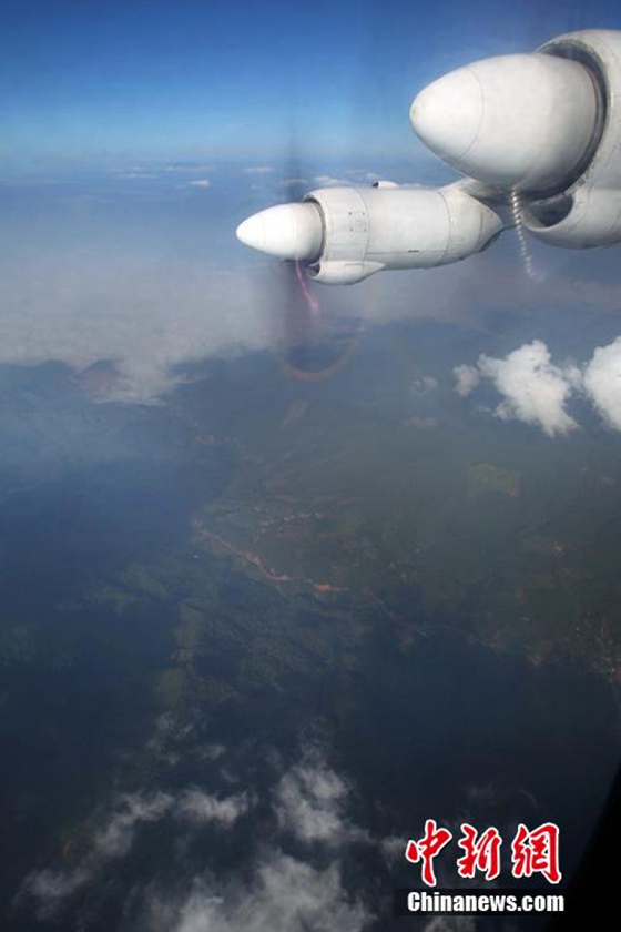 高清：成都军区空军部队云南景谷震区空地并进展开救援【4】
