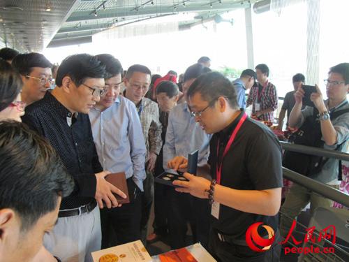 参展企业向领导介绍商品