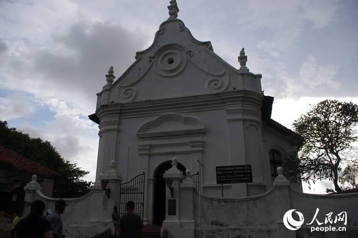 ãֳΪ(Dutch     Reformed     Church) 1640꣬ɺָӹCasparus    de    JongӾ ǶԵһӵĸлýһ17 ҶŮ޵Ժַ֮ϣⲿ԰ɫΪף ڲû̫໪װΣֻһЩͼ򵥵ĲɫƴԼһͻڽǰ󲿵Ľ̳Ϸľ޴Ϊرĵ漰ǽĹպפվĹɾɺʱڵĺĹ԰Ǩˡ 