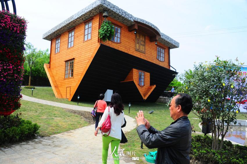 2014年4月24日，上海市金山区枫泾古镇的我国首个倒置屋旅游项目“波兰倒置屋”。