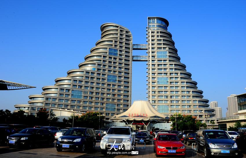 2014年10月4日，山东省日照市万平口风景区世帆赛基地，矗立在海边的蓝海国际大酒店，远远看去，外形酷似两只巨大的马靴，被市民戏称“靴子楼”。