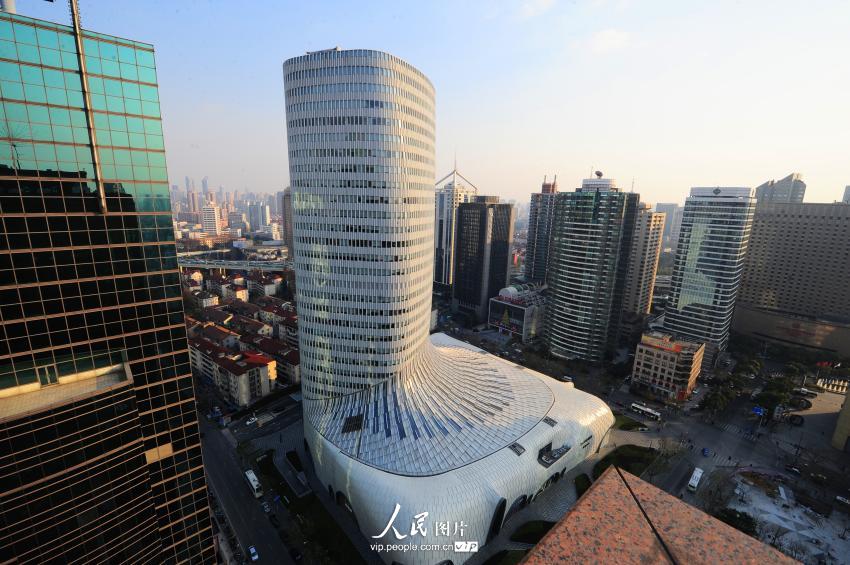 2013年12月27日，上海仙霞路遵义路交叉口建筑总高134米的“靴子楼”尚嘉中心。