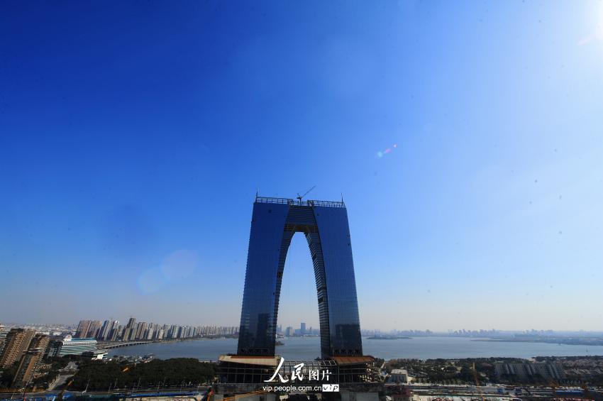 2014年1月21日拍摄于苏州金鸡湖畔，高301.8米的地标建筑“秋裤”－－东方之门。