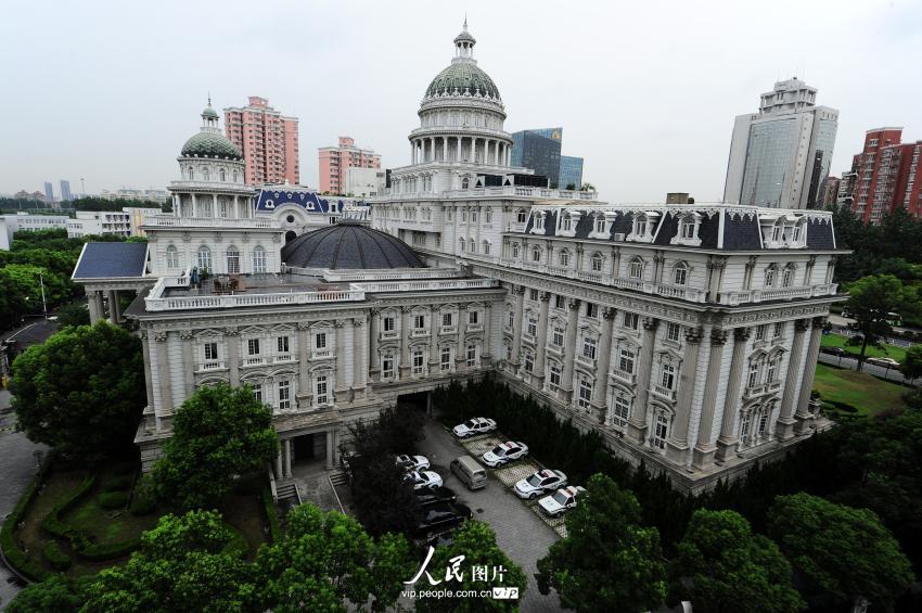 2014年8月29日，上海市闵行区人民法院，外形酷似美国国会大厦引发网友热议。