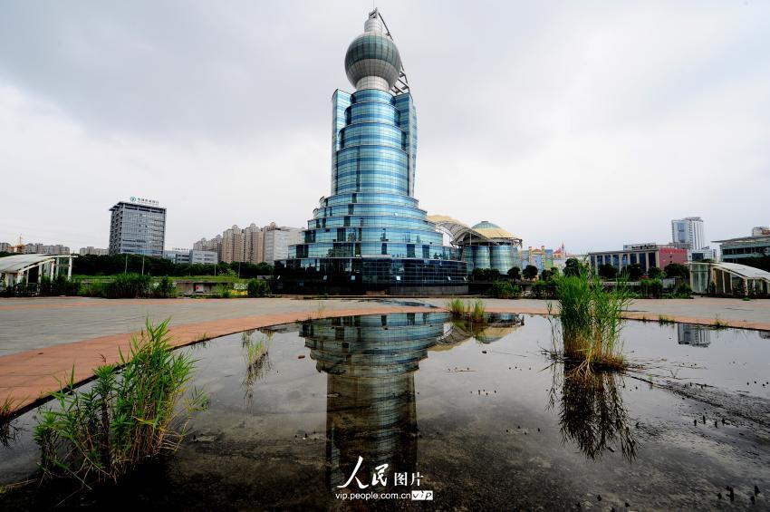 2014年6月27日，位于苏州市相城区“中国国际服装城”的标志性建筑－－东方瀑布大楼。