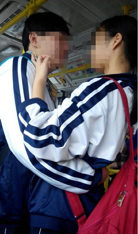 高清:武汉初中生公交车上当众拥吻 乘客扭头不