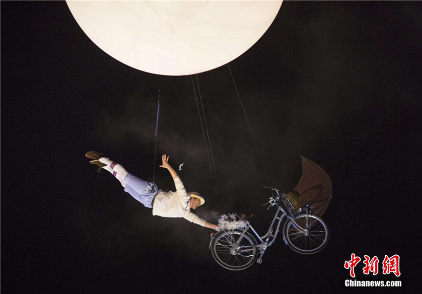 法国里昂灯光节开幕:璀璨灯光点亮城市夜空(高清)【5】--旅游频道_权威全面报道旅游--人民网